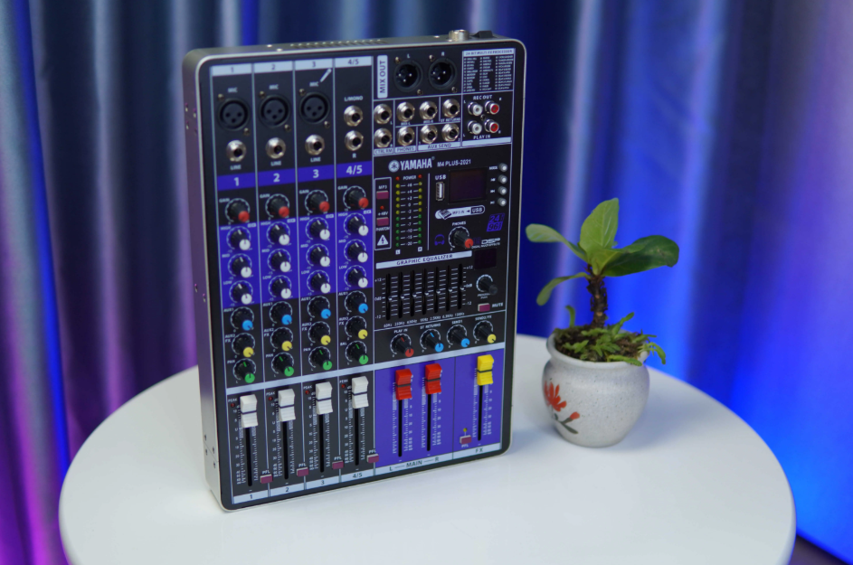 mixer-yamaha-m4-plus