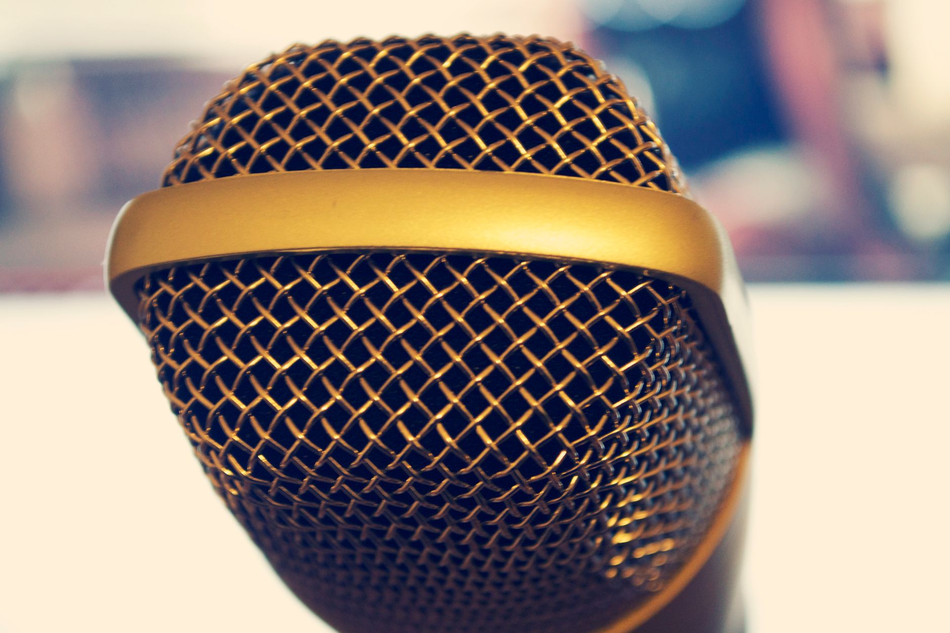 Sửa Micro Không Dây Bị Rè, Mất Sóng - Elegant close-up of a gold microphone, perfect for audio and music themes.