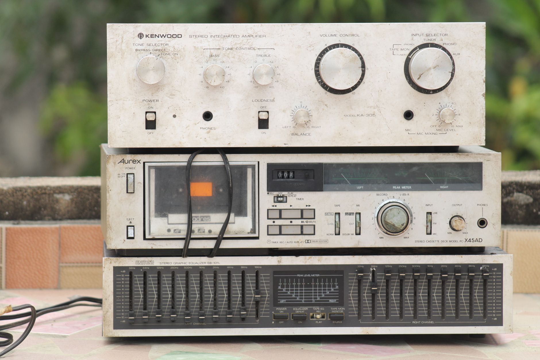 Âm thanh nhà thờ, chùa - Retro stereo setup with vintage Kenwood amplifier and graphic equalizer on display.