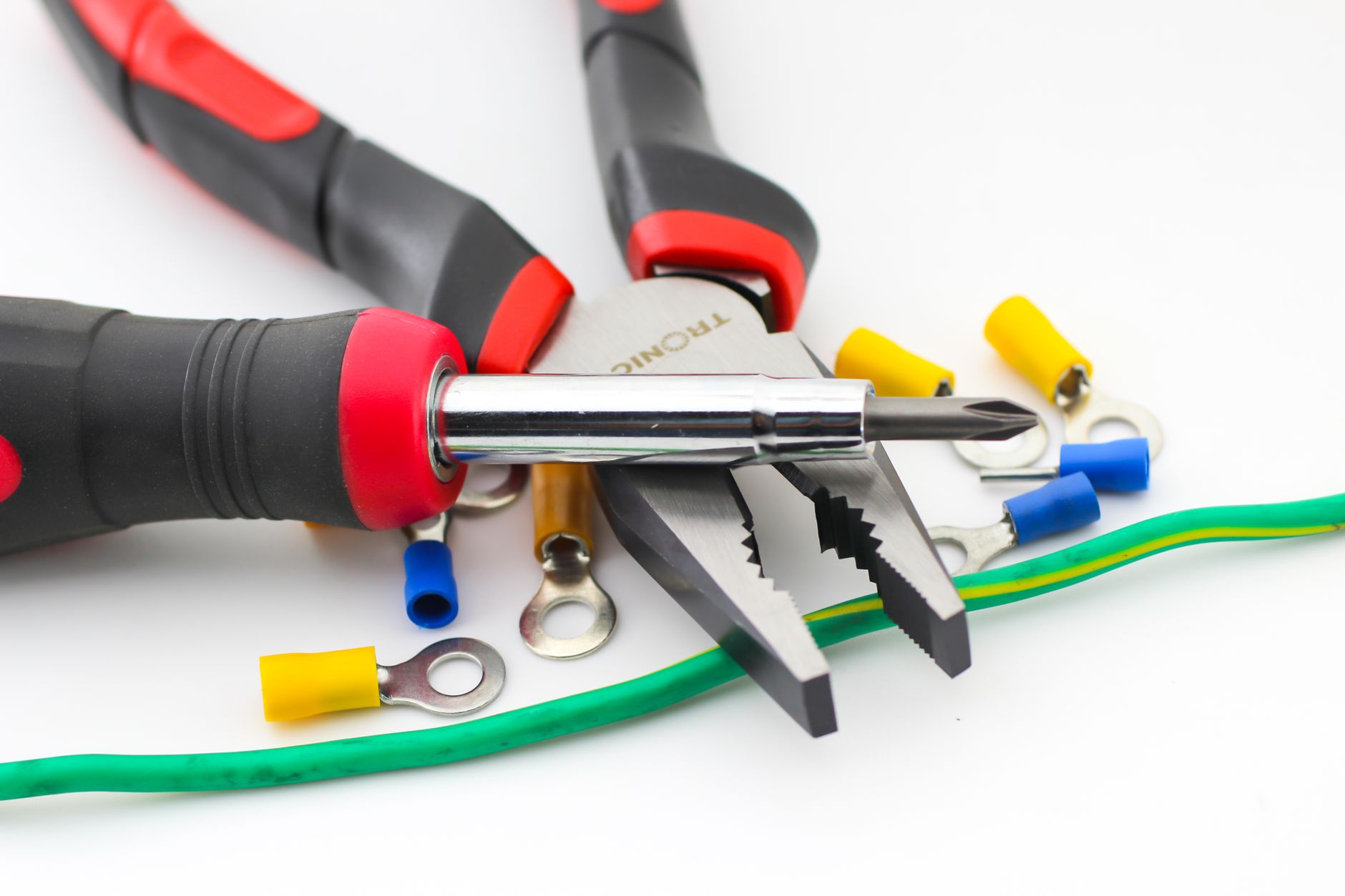 Cách chọn jack, đầu nối âm thanh - Close-up image of pliers and screwdriver with colorful wire connectors on a white background.