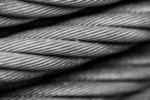 Các loại dây loa, cách chọn tiết diện dây - Detailed black and white macro photo of twisted steel cables. A study in texture and pattern.