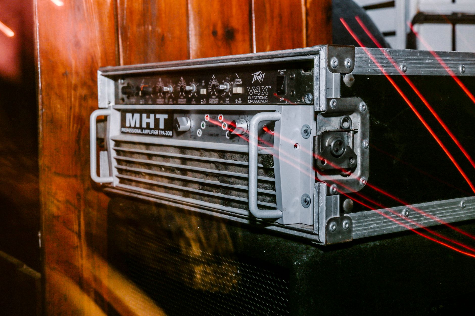 Hướng Dẫn Phối Ghép Amply Với Loa Đúng Trở Kháng - Detailed close-up of a retro MHT audio amplifier inside a metal case, highlighting vintage electronic design.