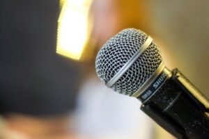 Cách lắp đặt dàn karaoke gia đình hoàn chỉnh - A detailed view of a Shure SM58 microphone, ideal for recording and live performances. Perfect for audio enthusiasts.