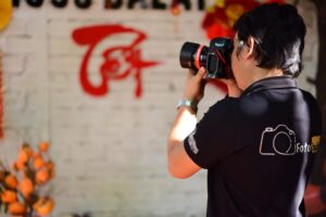 cách phân tần loa (crossover) - Photographer in action with a DSLR camera, emphasizing creativity and focus.