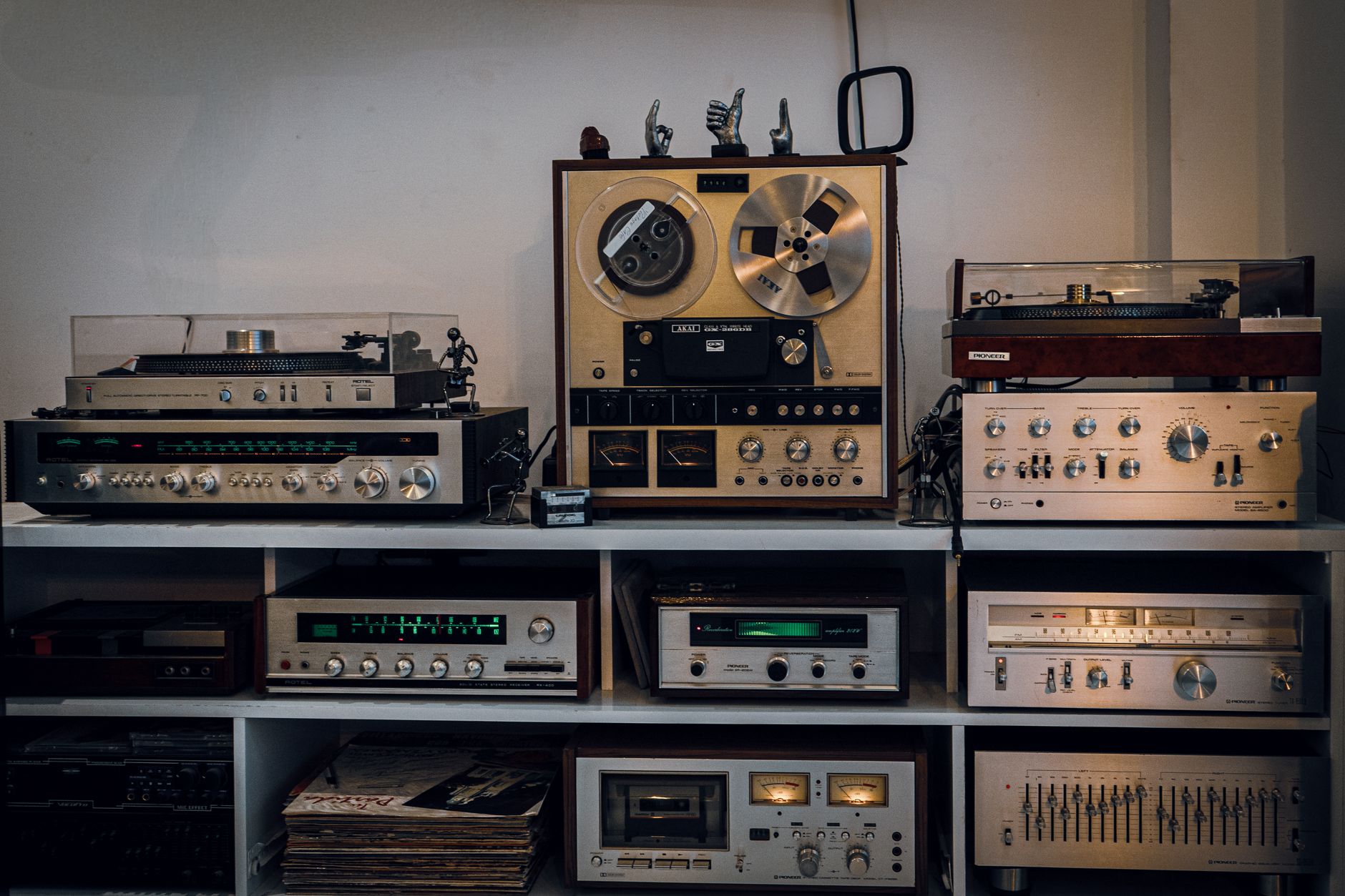 Cục Đẩy Nhảy Đèn Đỏ (Protect) – Nguyên Nhân - A collection of vintage audio equipment including reel-to-reel, turntables, and amplifiers.