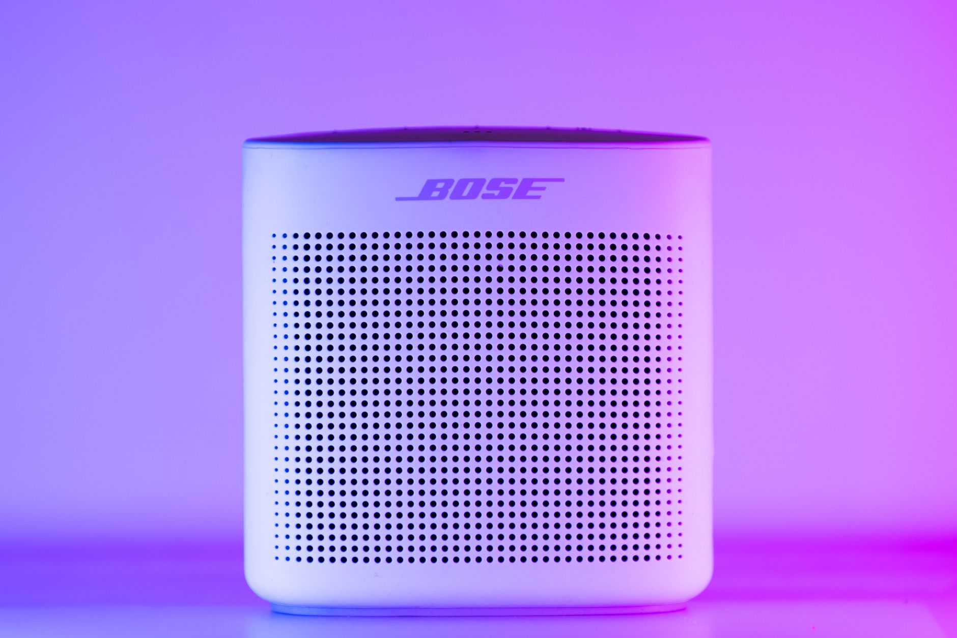 Sửa Loa Kéo Di Động Không Lên Nguồn - A sleek, modern Bluetooth speaker with a purple and blue light gradient, perfect for home audio setups.