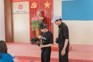 Cục Đẩy Nhảy Đèn Đỏ (Protect) – Nguyên Nhân - Two young filmmakers cover an event at a college in Buôn Ma Thuột, Vietnam.
