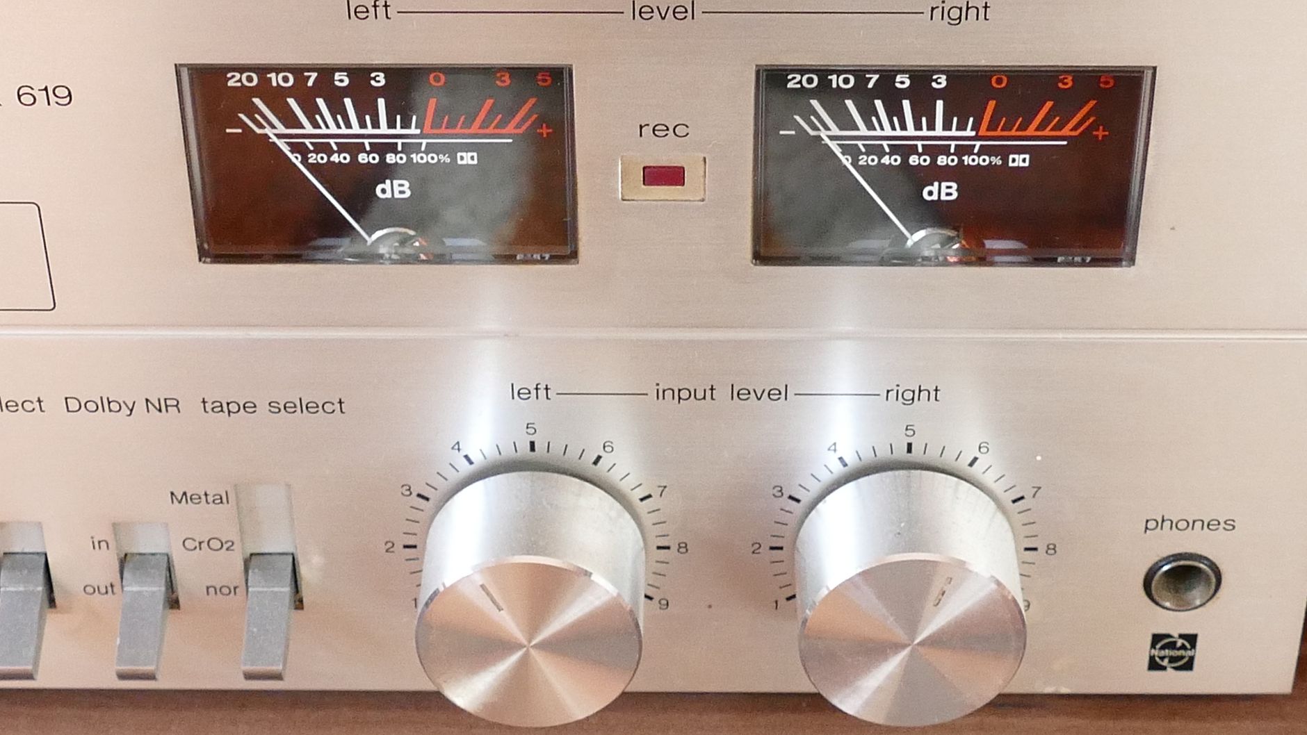 Ổn áp/lọc nguồn cho dàn âm thanh có cần không - Close-up of a vintage stereo control panel with analog dials and meters.