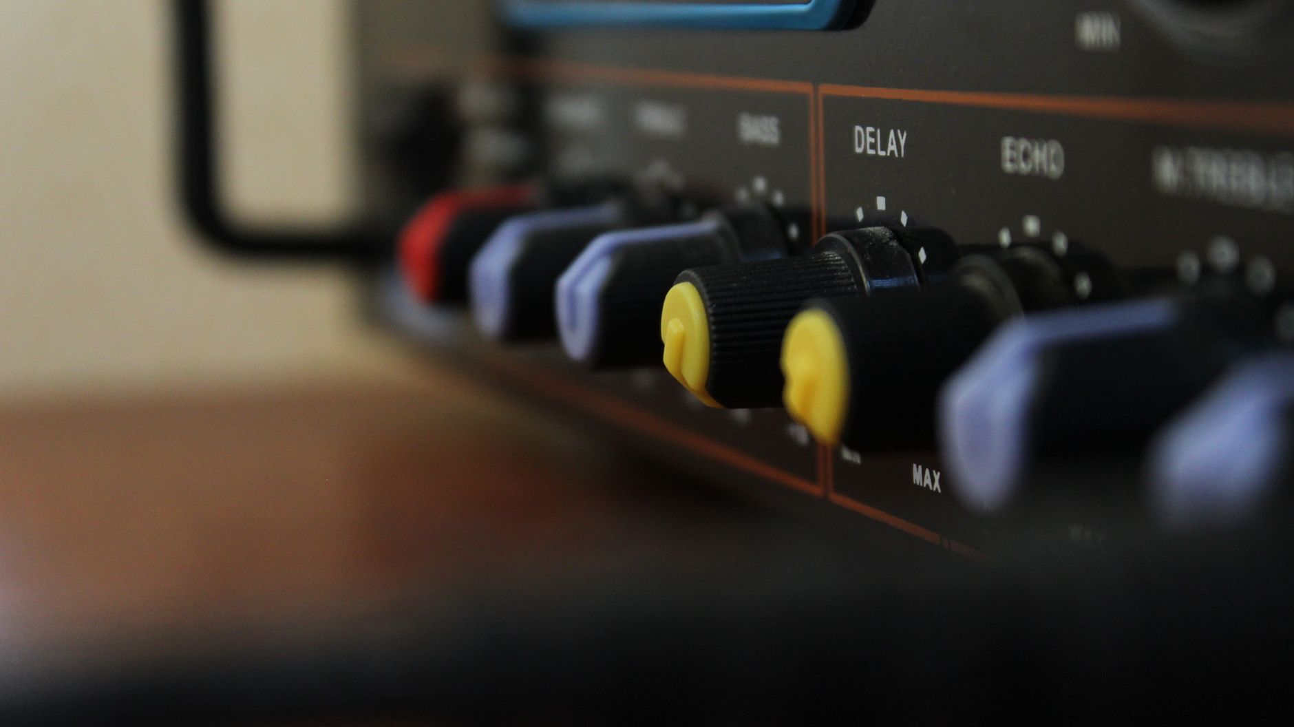 amply bị phù tụ - Detailed view of colorful control knobs on audio equipment showcasing modern technology.