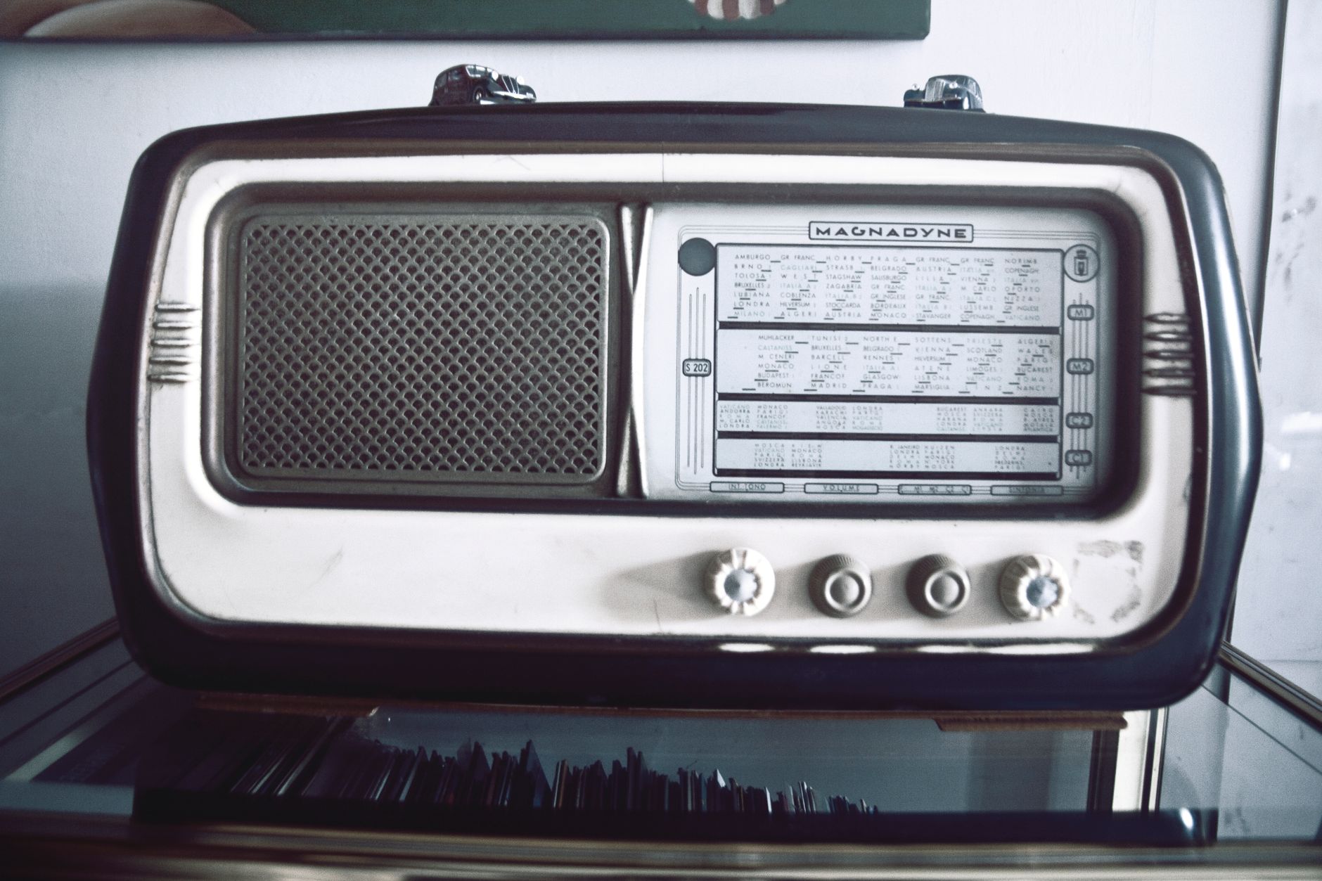 Tần số âm thanh là gì (Hz, dải bass-mid-treble) - Classic Magnadyne radio with retro design, perfect for nostalgic decor.