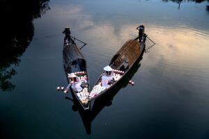 Hướng Dẫn Phối Ghép Amply Với Loa Đúng Trở Kháng - Aerial view of beautiful traditional boats with candles floating on a serene lake.