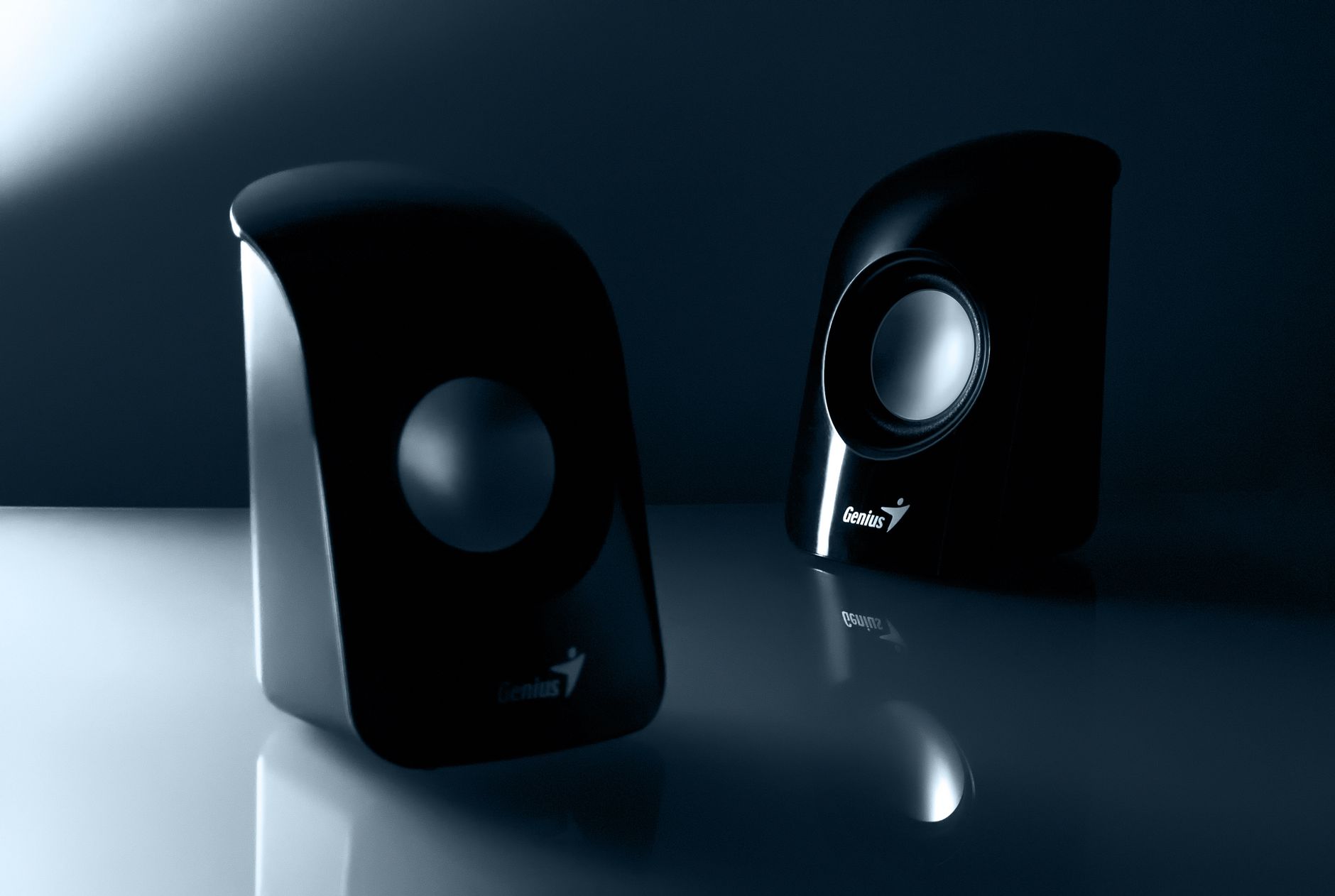 Cách Chống Hú Cho Loa Karaoke Triệt Để - Stylish black desktop speakers with reflective design for enhanced audio experience.