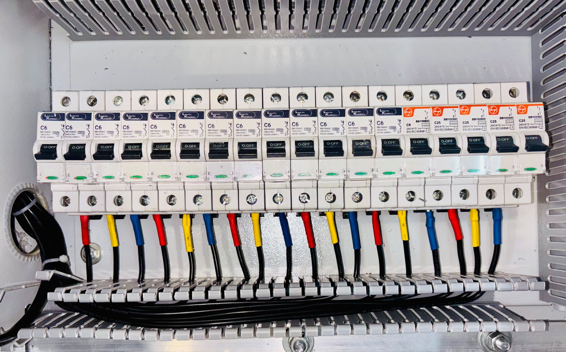 Cách lắp đặt dàn karaoke gia đình hoàn chỉnh - Close-up of an organized circuit breaker panel featuring color-coded electrical wiring.