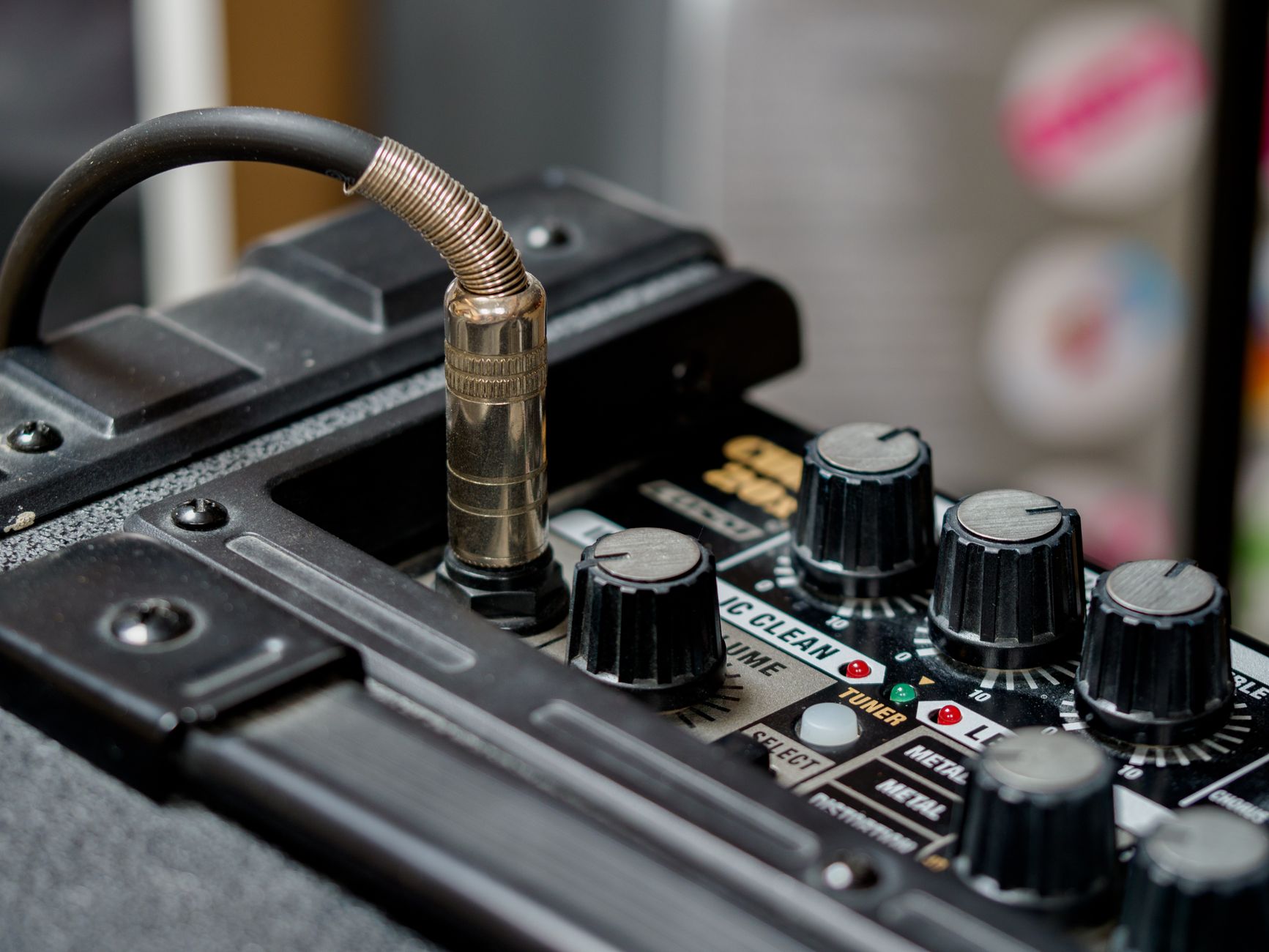 Sửa Amply Boston – Chuyên Nguồn, Sò, Echo - Detailed view of audio equipment featuring cable connection and control knobs.