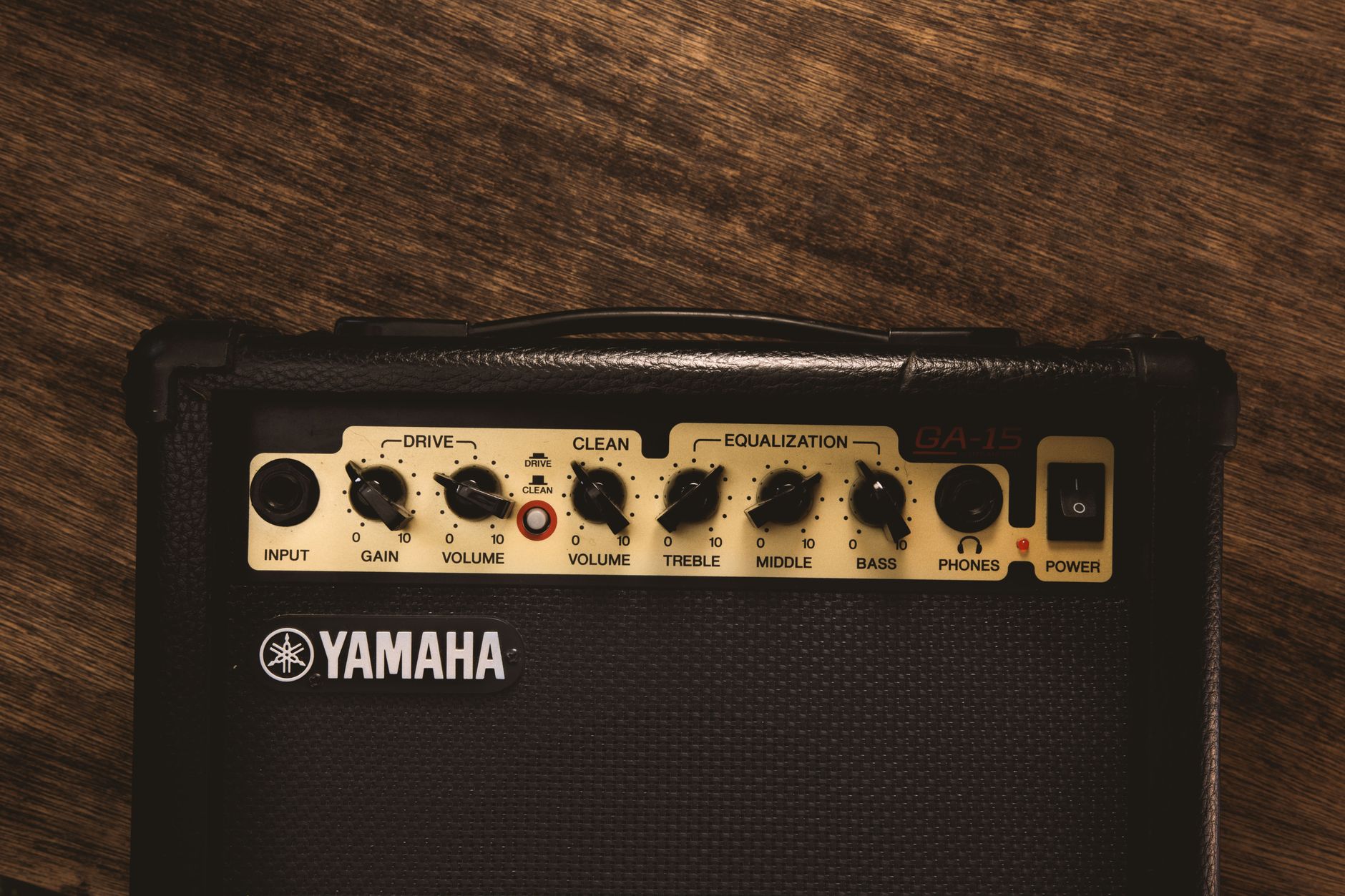 Thay Sò Công Suất Amply – Quy Trình & Chi Phí - High-quality close-up image of a Yamaha guitar amplifier showcasing its control panel and branding.