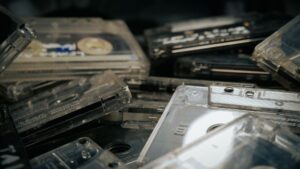 Stereo, Mono, Surround là gì - A nostalgic collection of vintage cassette tapes, showcasing retro recording mediums.