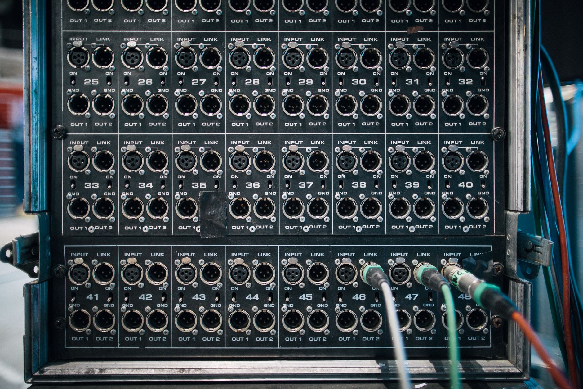 Cách chọn jack, đầu nối âm thanh - Assorted wires with connectors in sockets of sound reinforcement system with numbers in row on stage