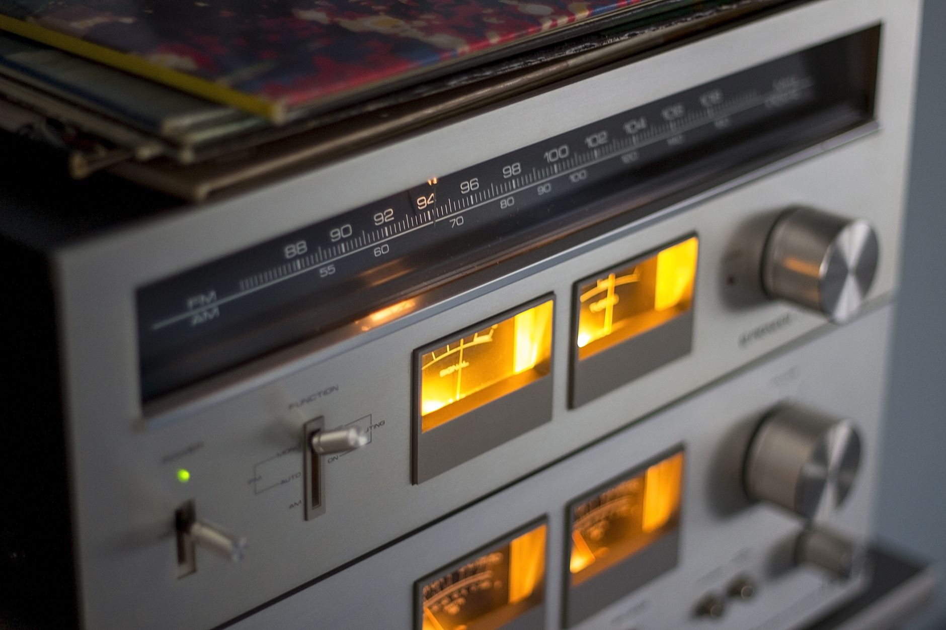 Stereo, Mono, Surround là gì - Close-up of retro audio equipment featuring illuminated dials and radio tuner.